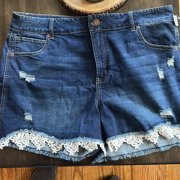 Maurice’s High Rise Crochet Lace 3.5 in. Shorts Size 18 - Picture 2 of 6